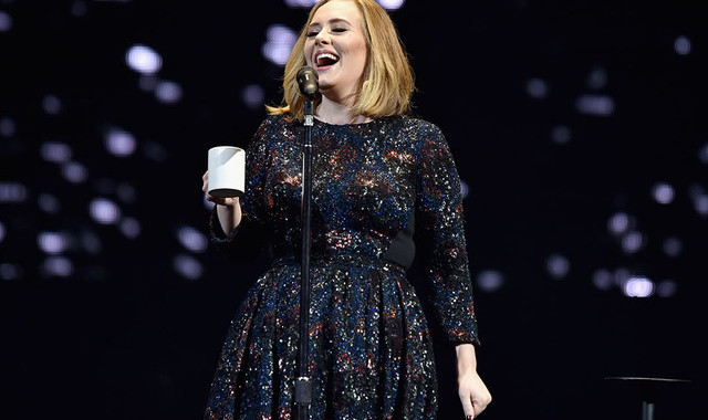 Adele durante un concerto a Belfast
