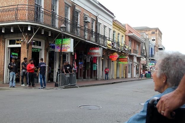 Norma nella Bourbon Street di New Orleans