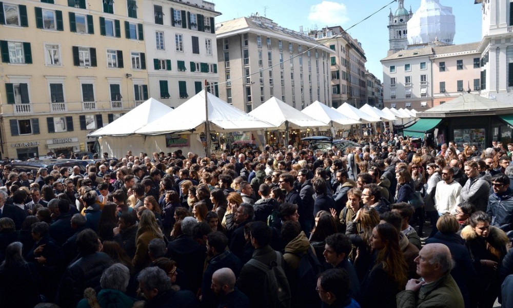 La piazza piena di genovesi per l'ultimo saluto