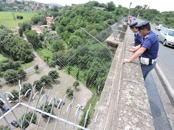 Uomo si suicida lanciandosi dal monumento di Ariccia