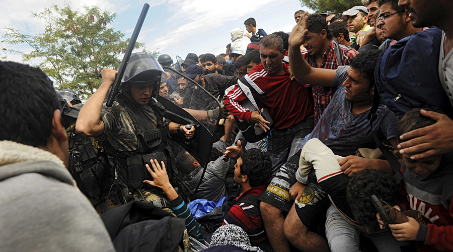 La folla con la polizia 2