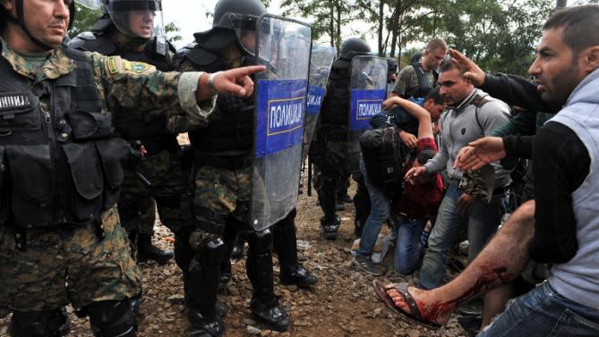 La folla con la polizia 3