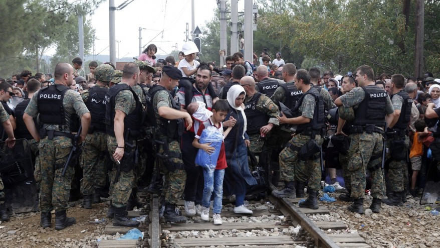 La folla con la polizia 4