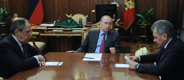 Putin con i ministri della Difesa e degli Esteri