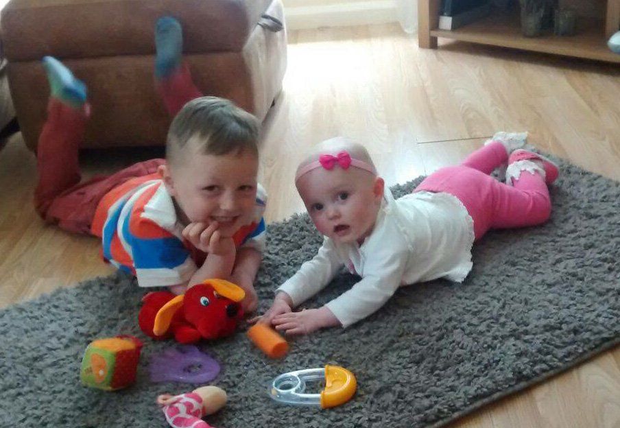 Poppy-Mai con il fratellino