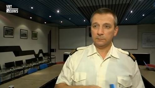 Medico illustra frammento trovato in un ferito