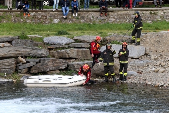 Si lancia nel fiume per salvare il suo cane