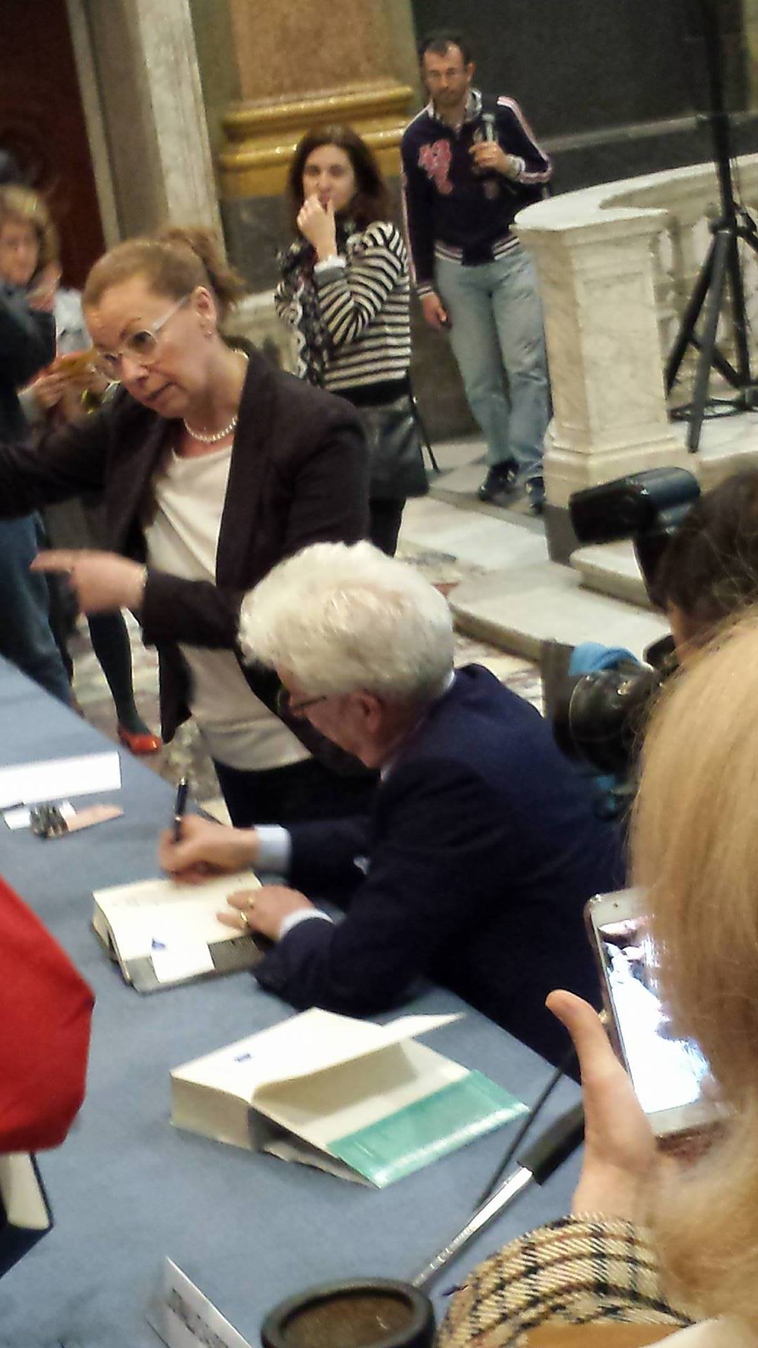 Ken Follett firma i libri dei suoi fan