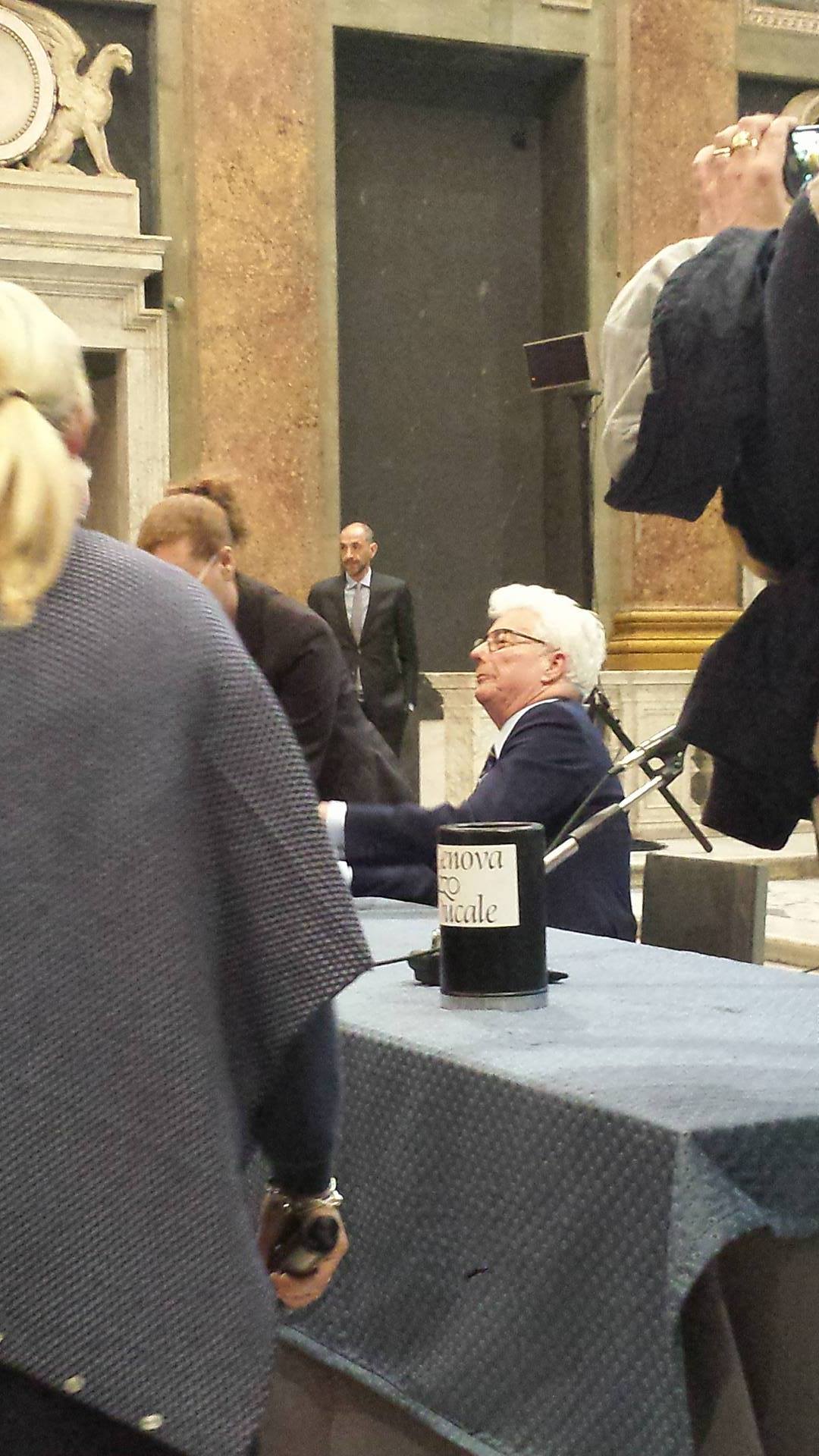 Saluta tutti cordialmente, nonostante ci sia una fila senza fine