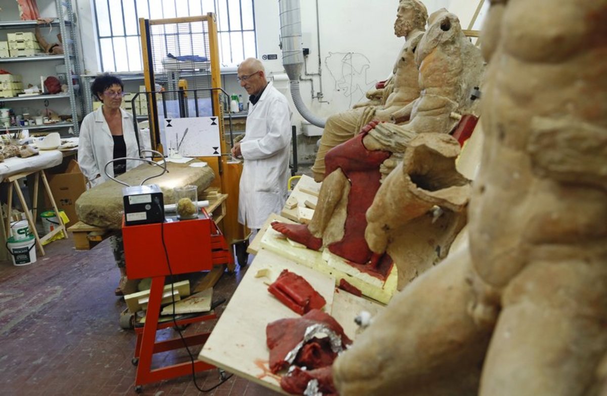 Analisi della stele da parte degli archeologi