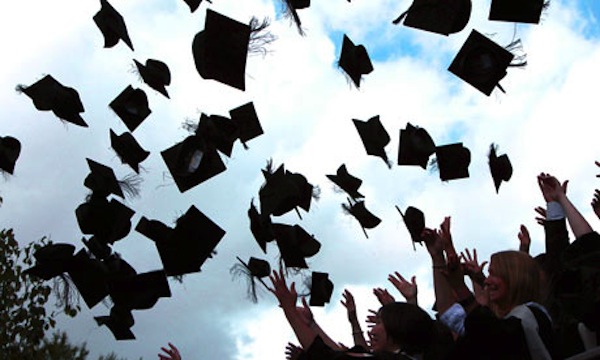 Laurea, lancio dei cappelli