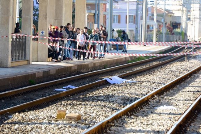 20enne muore lanciandosi contro un treno