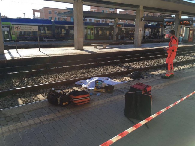 20enne si suicida buttandosi contro un treno