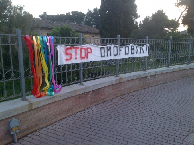 18enne gay suicida, stop omofobia (1)