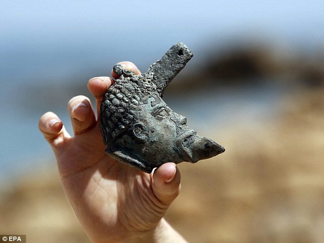 Frammento di lucerna con schiavo africano
