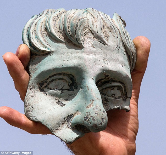 Frammento di statua in bronzo