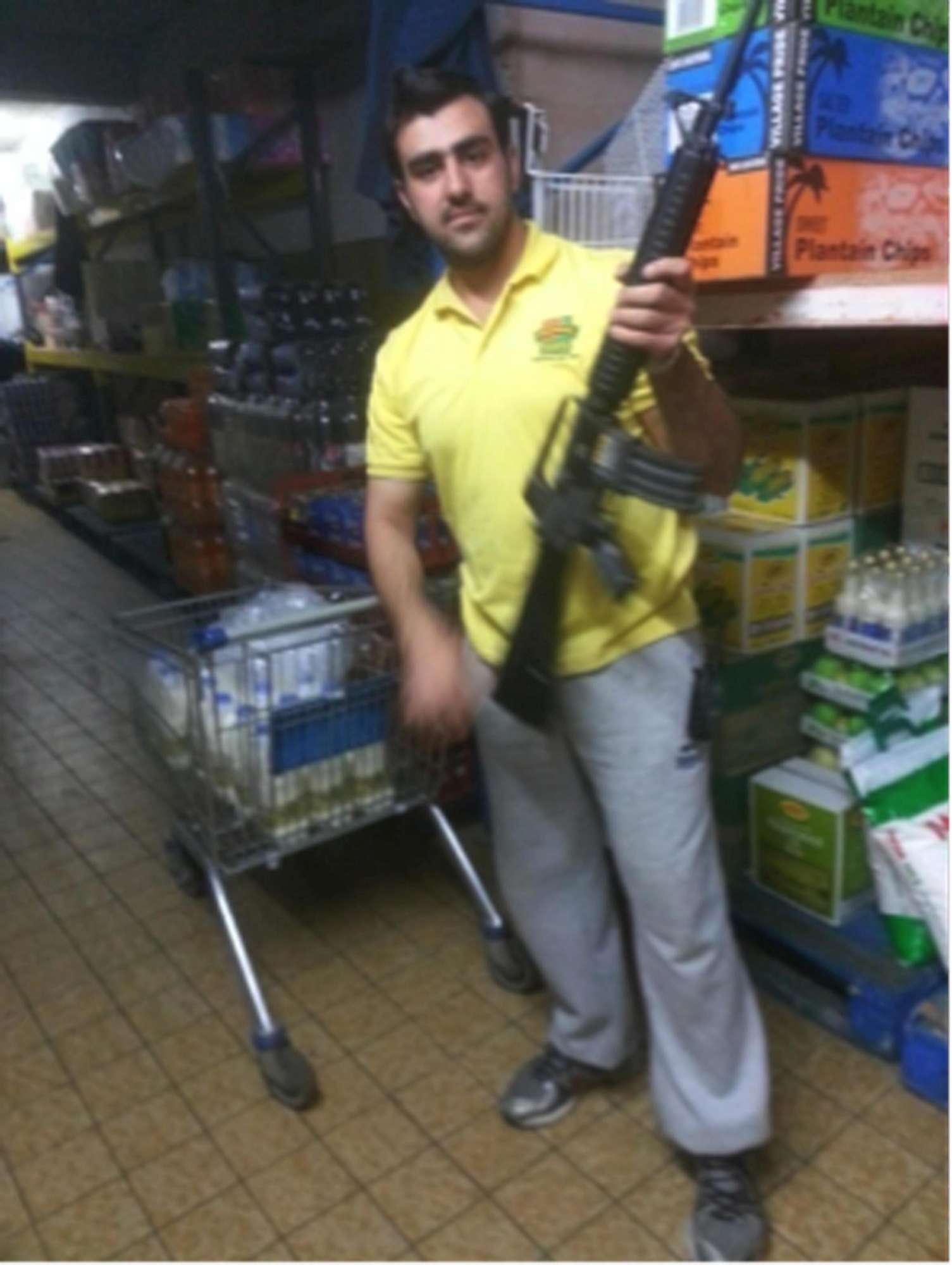 Nasiri con armi al supermercato