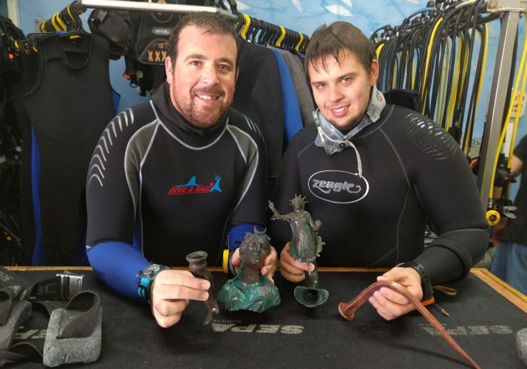 Gli archeologi dopo il ritrovamento