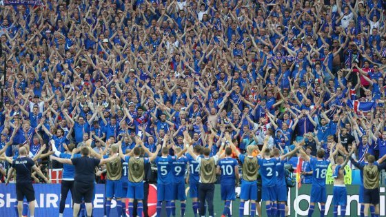 I giocatori festeggiano con il pubblico