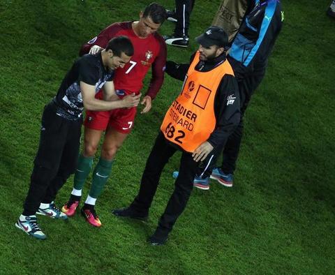 CR7 parla con il tifoso