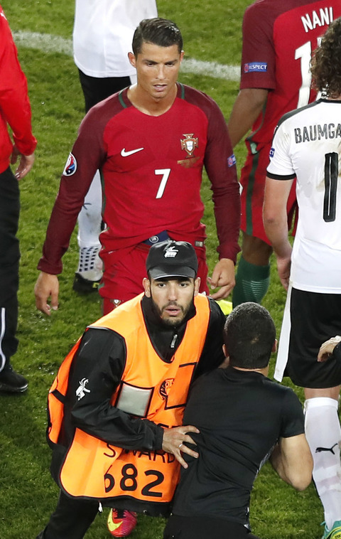 Gli steward allontanano il tifoso