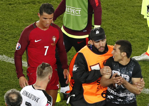 Il tifoso viene allontanato