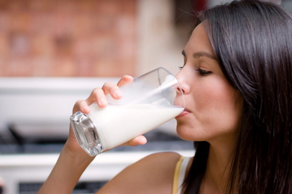 Bevi 3 bicchieri di latte al giorno? Ecco cosa rischi (LEGGI)