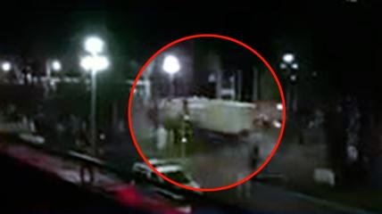 Il momento in cui il tir accelera per investire la folla