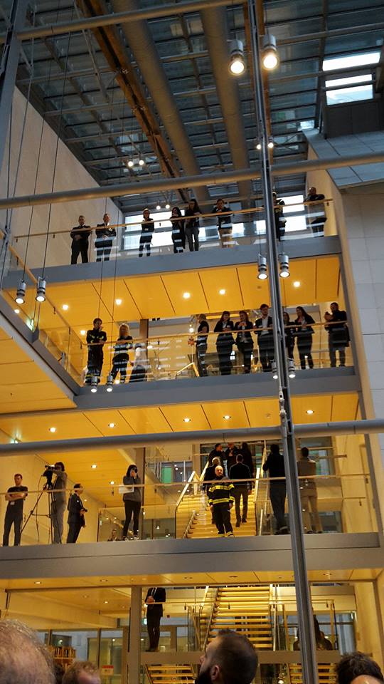 I momenti precedenti il taglio del nastro