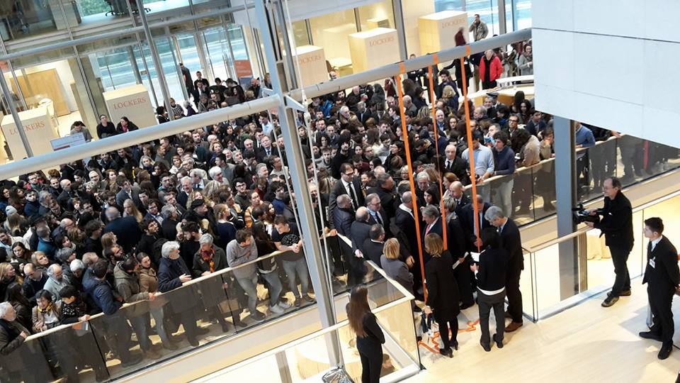 La folla riunita per il taglio del nastro