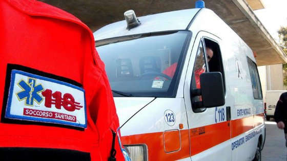 Automobile causa incidente con un bus pubblico