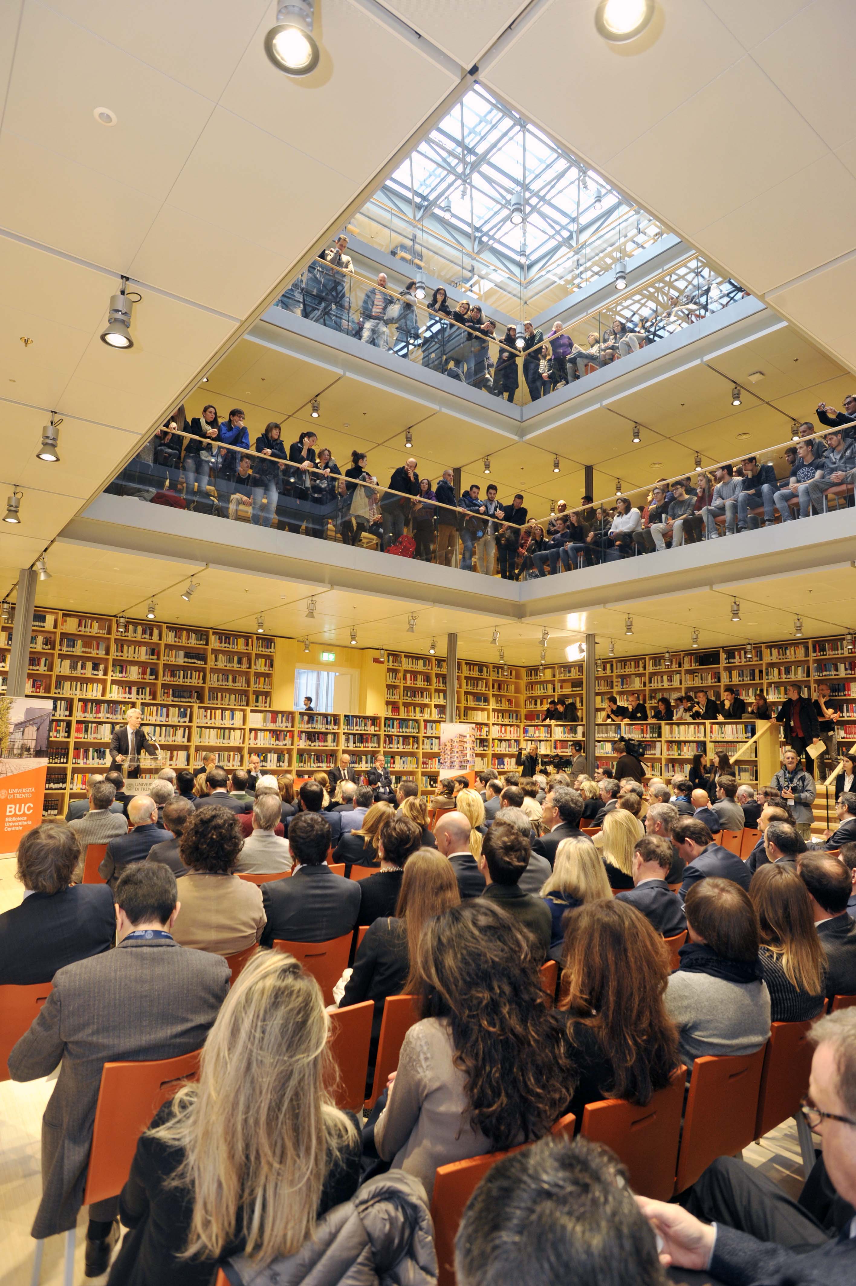 La folla riunita durante gli interventi