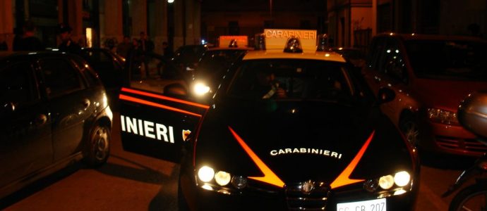 Strangola la compagna davanti al figlioletto