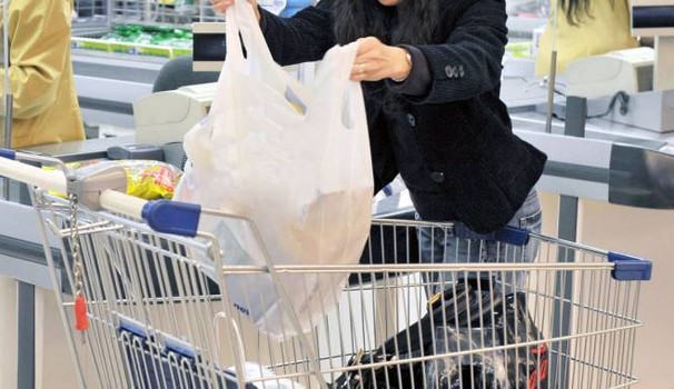 Donna anziana derubata fuori dal supermercato