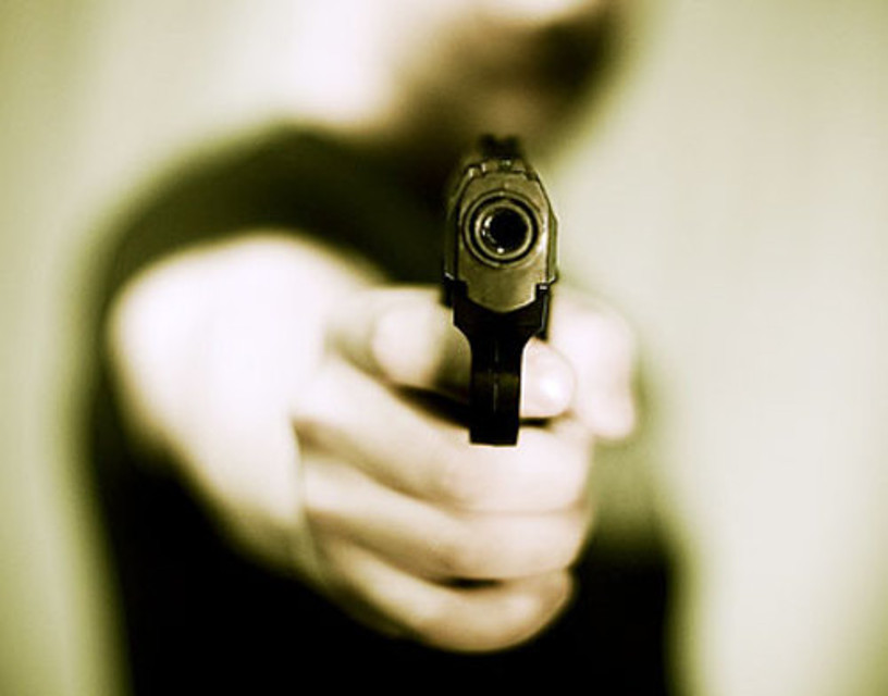 Poliziotto uccide la sua famiglia a colpi di pistola e si toglie la vita