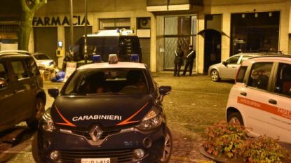 Uccide la moglie in casa