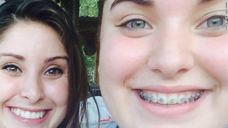 Brandy Vela con la sorella Jackie