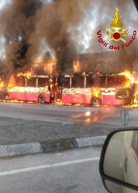Foto del bus in fiamme