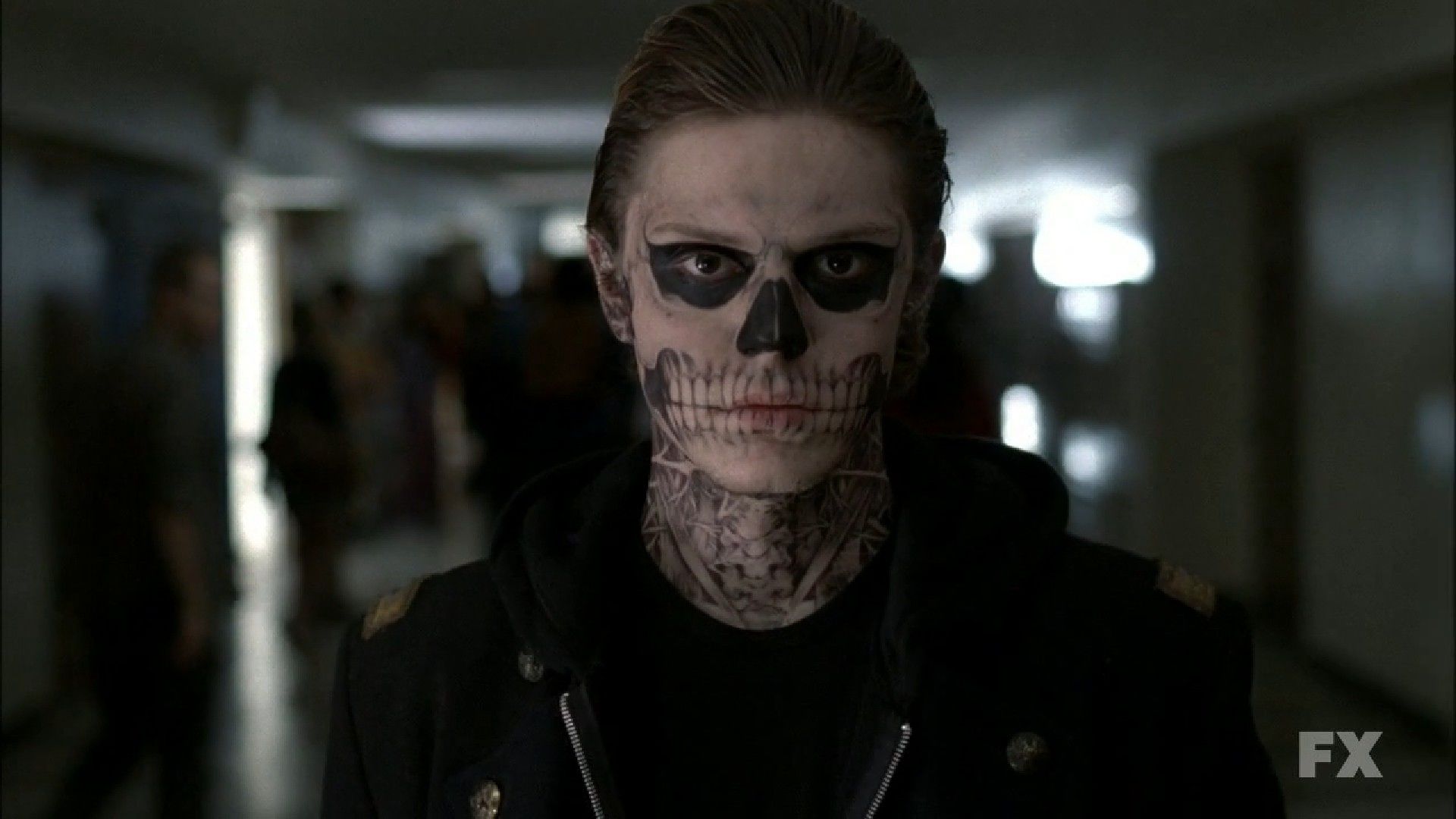 Evan Peters nei panni di Tate
