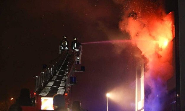 Brucia ex mobilificio occupato da immigrati