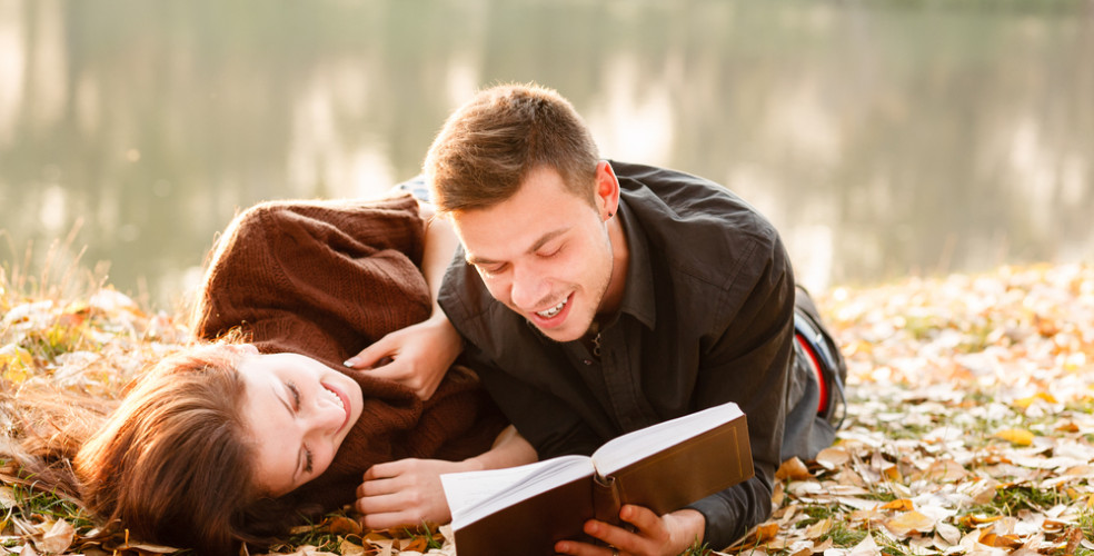 Coppia che legge