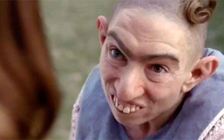 Naomi Grossman nei panni di Pepper