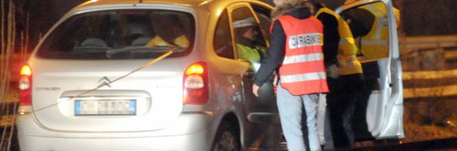 Ragazza si suicida lanciandosi dalla macchina