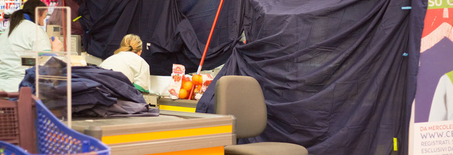 25enne si sgozza al centro commerciale