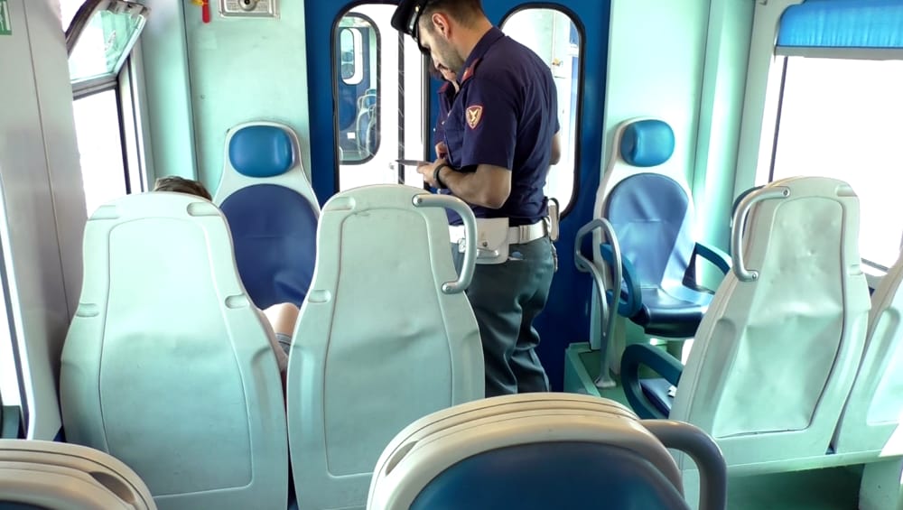 Una 15enne è stata aggredita sul treno