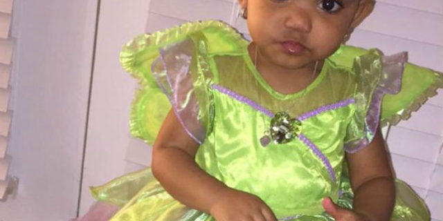 Una bambina a cui è stato applicato l'abbronzante