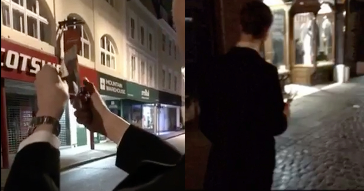 Il momento in cui lo studente brucia la banconota