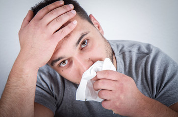 Sofferenza uomo influenza