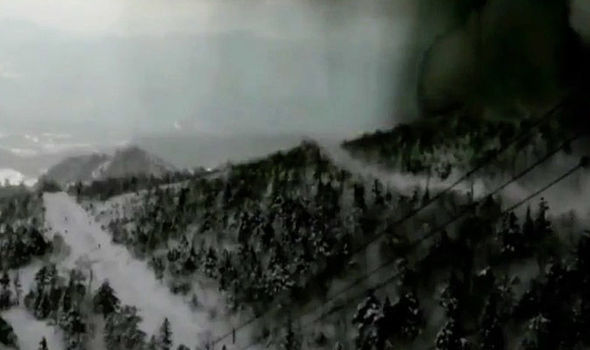 Colonna di fumo e detriti del vulcano