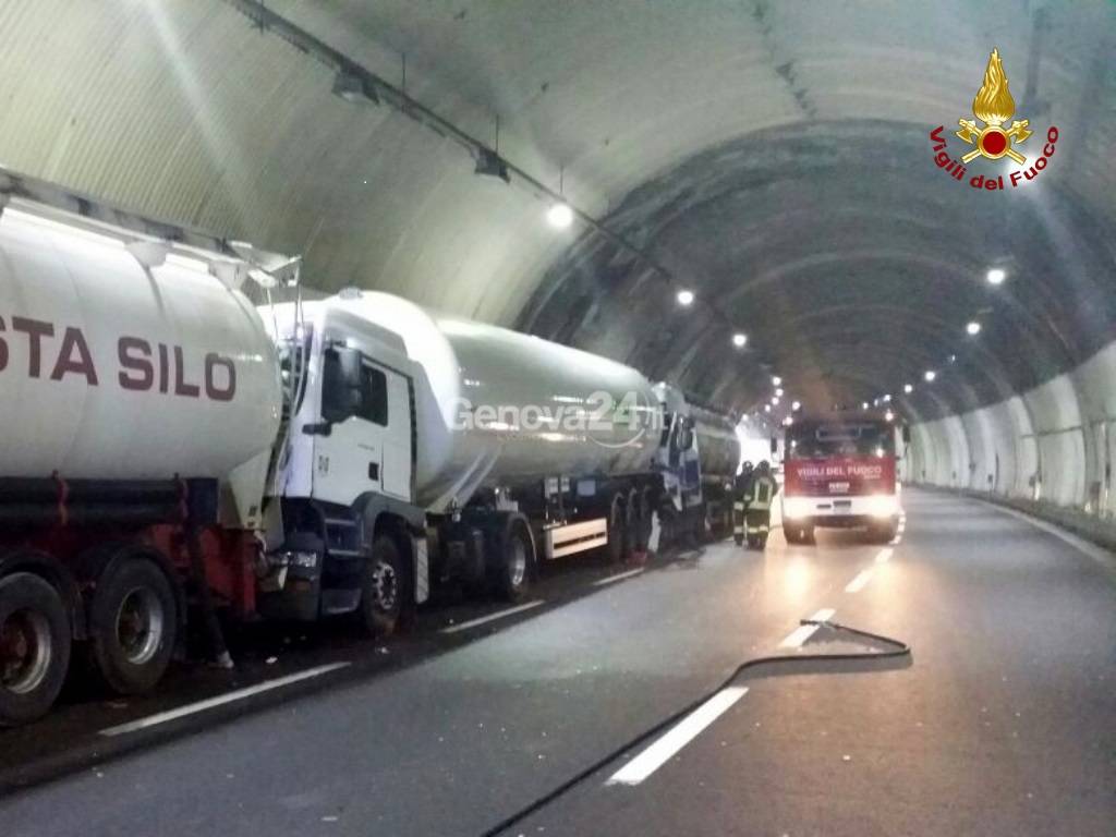 Incidente sulla A26 tra due tir